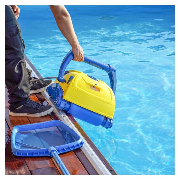ProfessionalPoolCleaningDIY-3