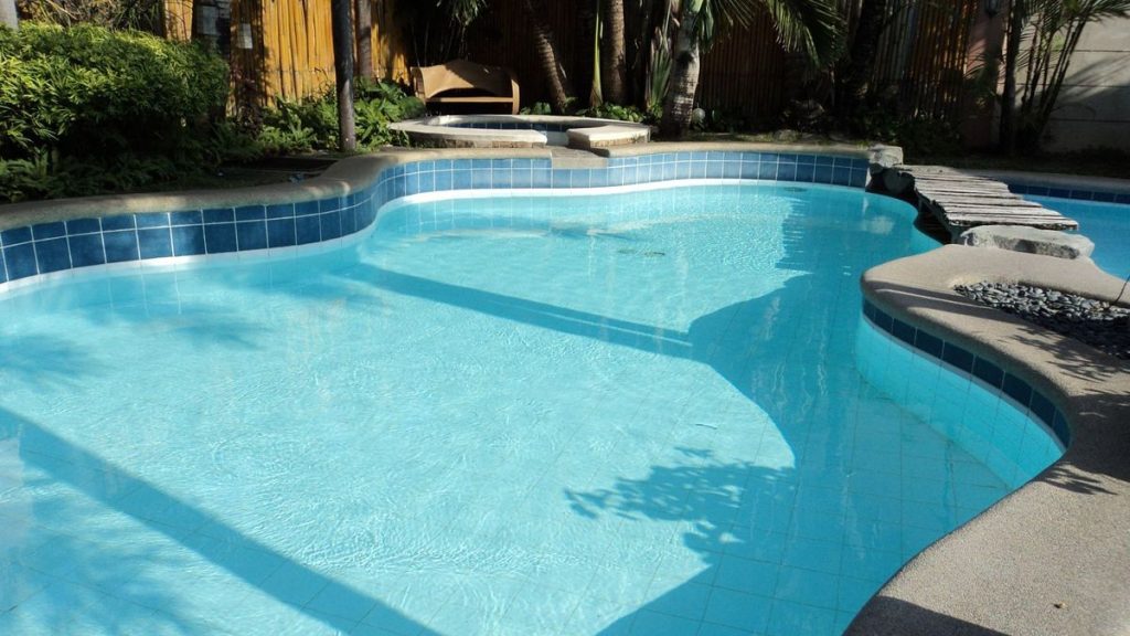 tips for choosing the right professional pool cleaners hero