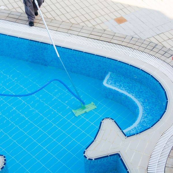 tips for choosing the right professional pool cleaners image1